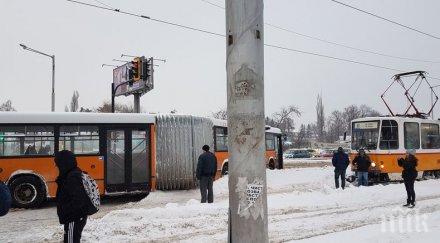 отново проблеми градския транспорт автобус блокира трамвай снимки
