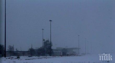 ексклузивно пик борбата снега летище пловдив продължава аерогарата казаха пуснат полетите