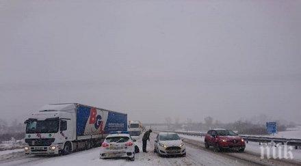 снежен пътищата сняг силен вятър навявания спряха камионите