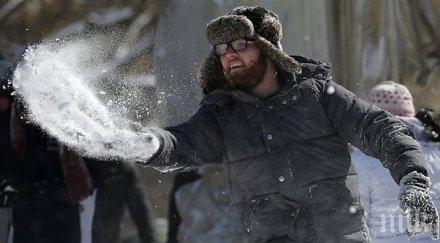 свещеници ватикана биха снежни топки площад свети петър видео