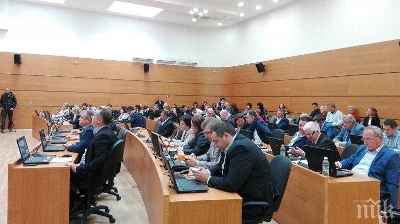 Не врат, ами шия: Съветниците в Пловдив се събрали на сесия за друго, не за заплати