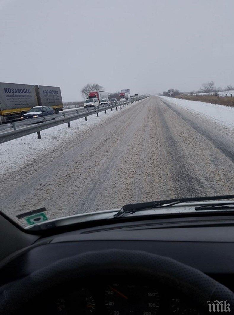 Магистрала Тракия стана ледена пързалка! Къде са снегорините?! (СНИМКИ)