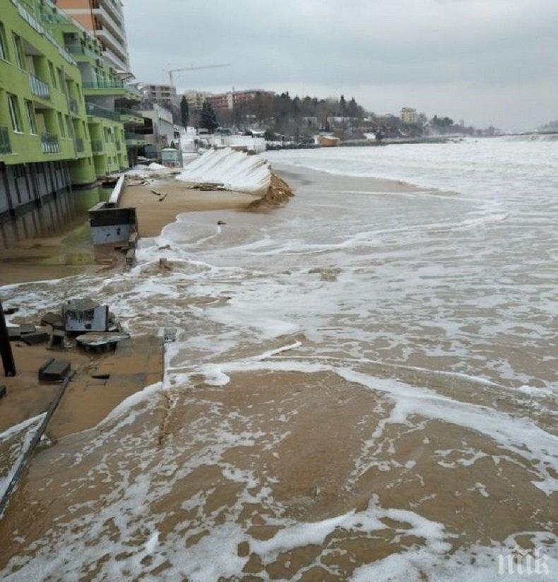 СТИХИЯ! Огромни вълни отнесоха южния плаж в Несебър, наводниха хотели и разрушиха заведения (СНИМКИ)