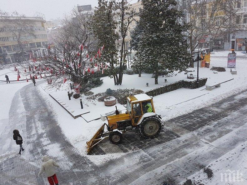 КУЛТ! Кметът на Пловдив се пусна с трактор Болгар: Очакваме 30 см. сняг, 55 снегорина чистят града