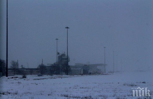 ИЗВЪНРЕДНО! Снегът блокира летището в Пловдив