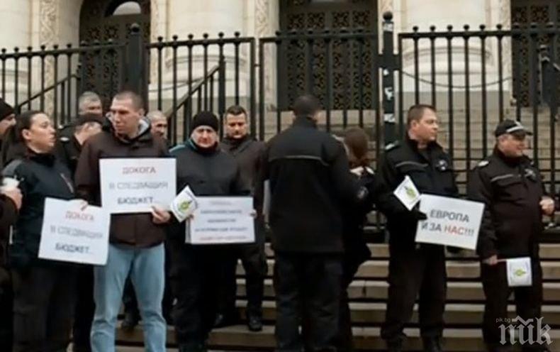 Продължават протестите на надзирателите в затворите