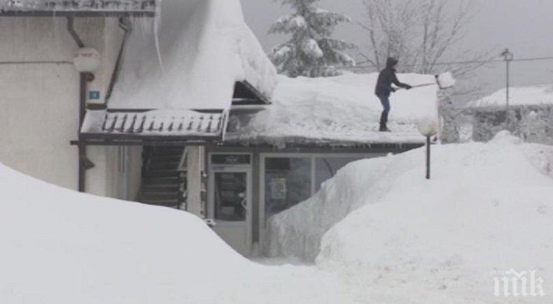 Зимни бури в Европа! В Хърватска армията се бори с преспите