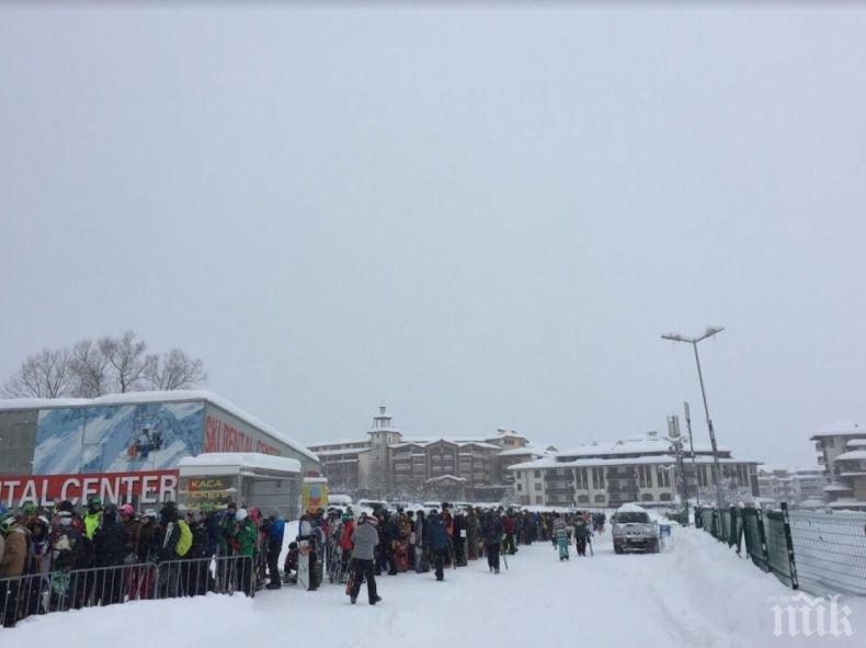 ИЗВЪНРЕДНО! Пореден ден продължават километричните опашки на лифта в Банско (СНИМКИ)