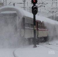 ОТ ПОСЛЕДНИТЕ МИНУТИ! Влакът София-Бургас е блокиран край Айтос, пътници мръзнат втори час