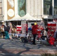 ЕВТИНИЯ! В Пловдив разпъвали сергиите за мартеници срещу 5 лева на ден