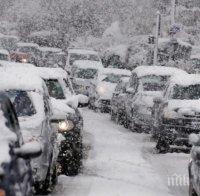 ЗИМЕН КАПАН! Почти 150 автомобила са блокирани в снега по пътя Равда - Несебър, евакуират спешно майка с болно дете