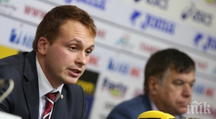 червени огромен скандал