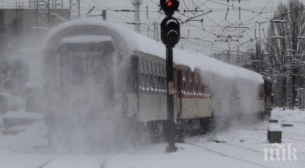 последните минути влакът софия бургас блокиран айтос пътници мръзнат втори час