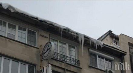 опасно големи ледени висулки застрашават пешеходците бул витоша софия снимки