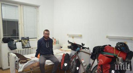 една необикновена зимна история снегът довя бедстващ французин колело девня спасяват суджук ябълки червено вино автосервиз снимки