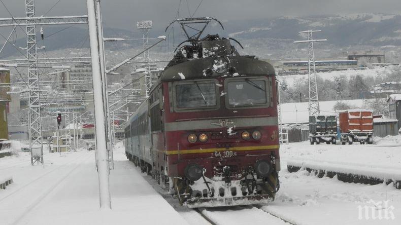 БДЖ измисли компенсация за пътниците от закъсалия край Айтос влак