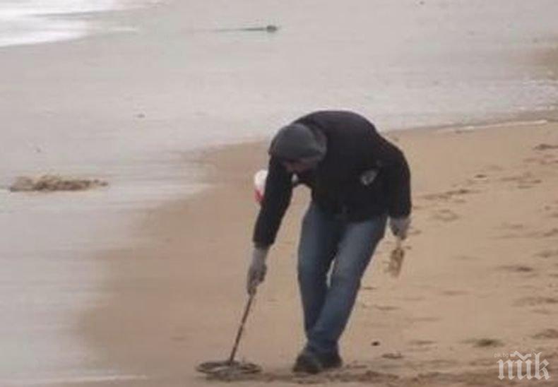 Треска за злато на плажа в Несебър (СНИМКИ)