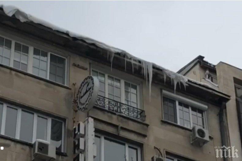 ОПАСНО! Големи ледени висулки застрашават пешеходците по бул. Витоша в София (СНИМКИ)