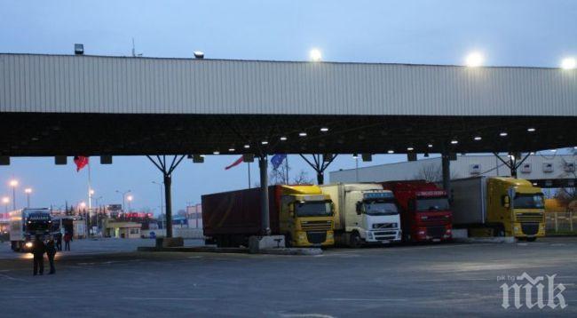 МС: Подвеждащи действия на украински туроператори причиняват опашки на границата