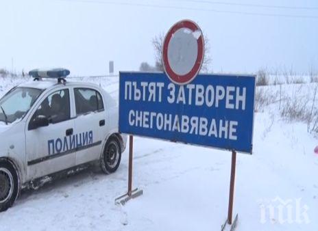 БЪЛГАРСКА РАБОТА: Мъж спасявал закъсали коли в снега край Варна не чу едно Благодаря! Отмъкнаха му и лопатата