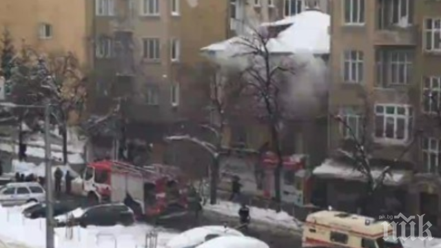 Сграда пламна в центъра на София