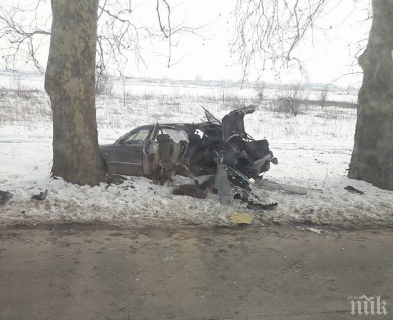 Тежка катастрофа в Пазарджик! Джип размаза кола, прати я в канавката (СНИМКА) Тежка катастрофа в Пазарджик! Джип размаза кола, прати я в канавката (СНИМКА)