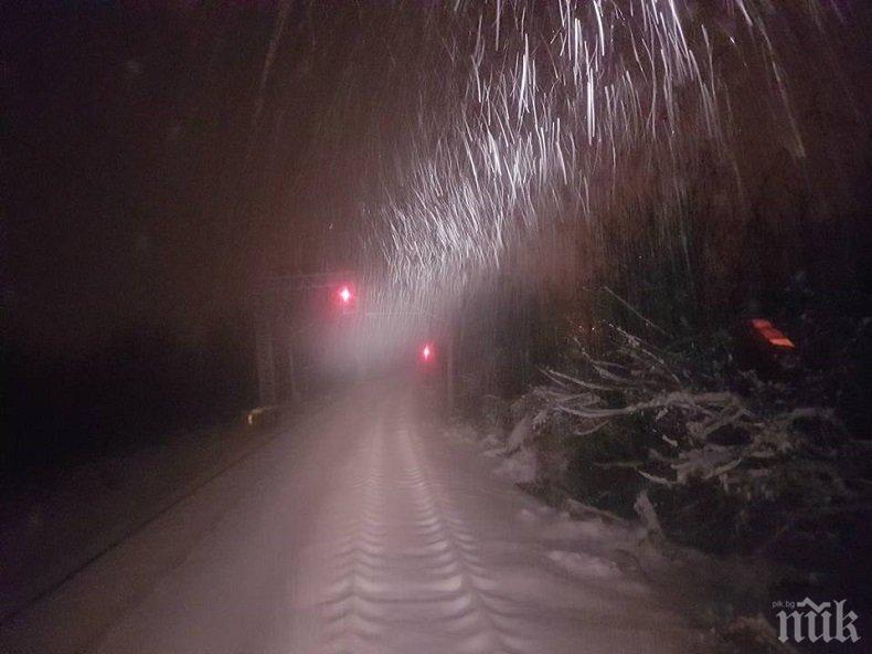 ЕКСКЛУЗИВНО В ПИК! От БДЖ проговориха за среднощния снежен капан край Айтос: Лед и счупени пантографи блокираха влака 