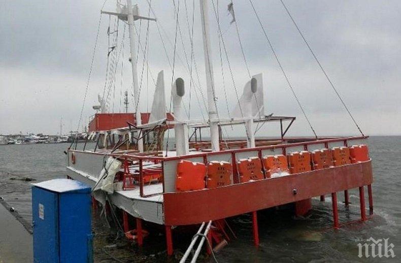 ШОК! Корабчето от Бургас за остров Света Анастасия потъна в морето