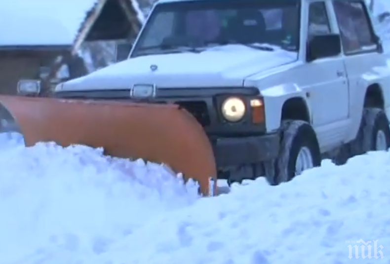 ПОМОГНИ СИ САМ! Кмет превърна джипа си в снегорин