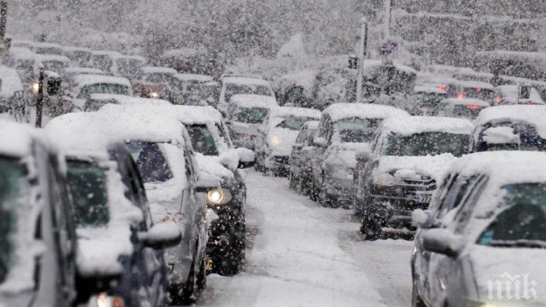 ЗИМЕН КАПАН! Почти 150 автомобила са блокирани в снега по пътя Равда - Несебър, евакуират спешно майка с болно дете