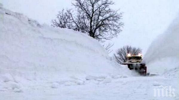 Тежка обстановка в Поморие: Автомобили закъсаха в преспите, села са без ток