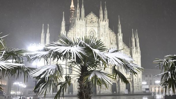 Леден дъжд парализира Италия