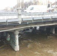 МВР пред ПИК! Полицейски автомобил е паднал от моста на ул. 