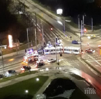 ИЗВЪНРЕДНО! Тежка катастрофа във Варна! Кола е смазана след сблъсък с автобус (СНИМКИ)