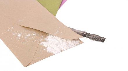 писмо бял прах получено германски съд петима души приети болница