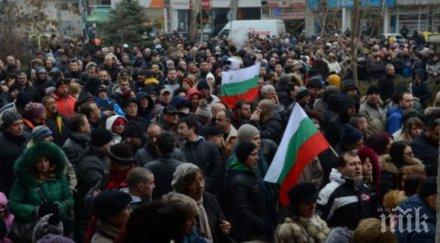 извънредно пловдив напрежението път ескалира протестиращи опитаха нахлуят прокуратурата полицията спря видео