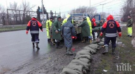спешни мерки езерото вая изграждат диги водата покачва час снимки