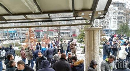 последните минути софия надигна защита димитров десетки стичат протеста съдебната палата