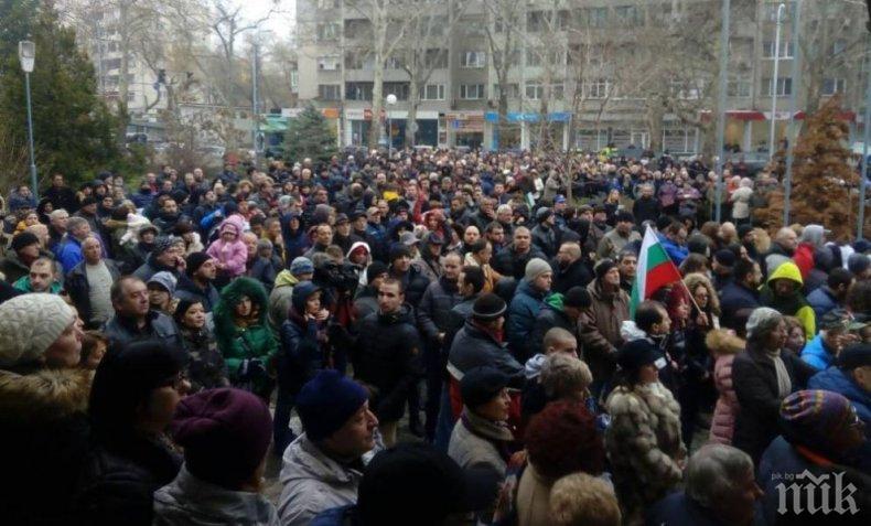 ОТ ПОСЛЕДНИТЕ МИНУТИ! Близо 2000 на шествие в Пловдив в подкрепа на лекаря, убил Жоро Плъха