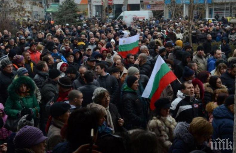 ИЗВЪНРЕДНО ОТ ПЛОВДИВ! Напрежението е на път да ескалира! Протестиращи опитаха да нахлуят в прокуратурата, полицията ги спря (ВИДЕО)