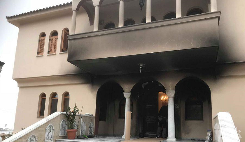 Експлозия пред гръцка митрополия! По чудо няма пострадали