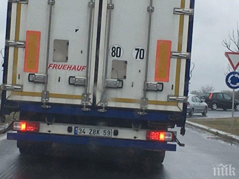 ИНФАРКТНО! Гръцки камион се завъртя на пътя Русе – Бяла, едва не падна върху жп релси