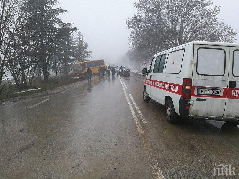 Касапница на пътя! Тежка катастрофа с училищен автобус - двама са загинали (СНИМКИ)