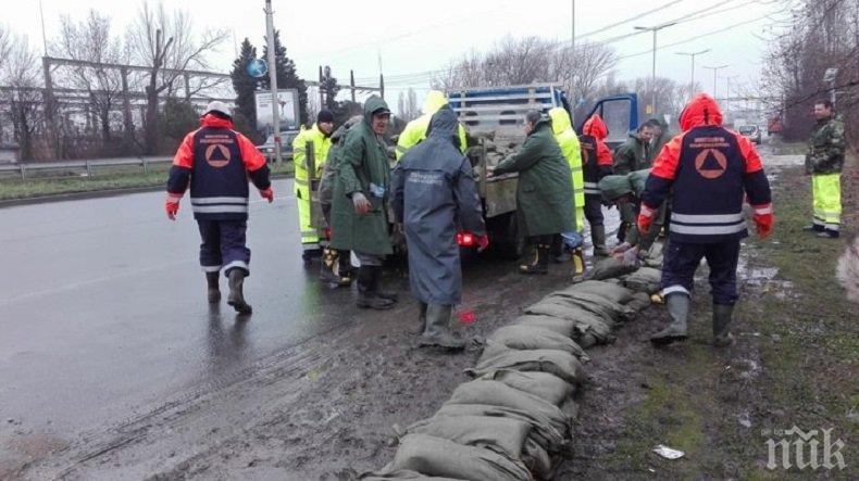 СПЕШНИ МЕРКИ! Край езерото Вая изграждат диги, водата се покачва с 1 сМ на час (СНИМКИ)