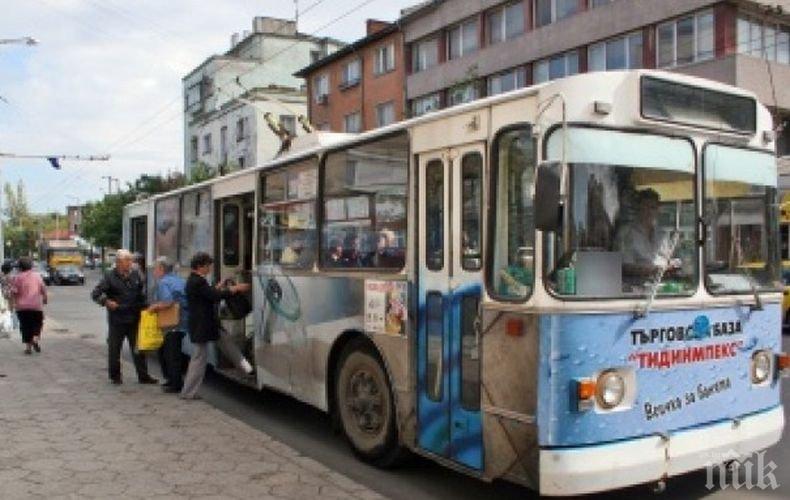 Пълна лудница в градския транспорт в Пловдив! Ето как кондукторка шокира пътниците