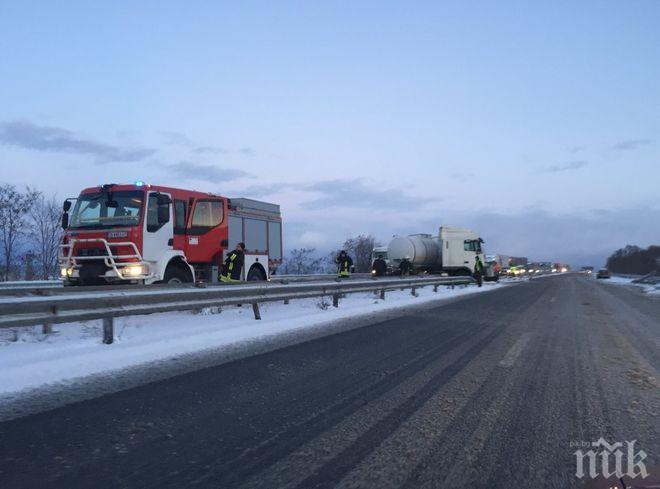 ВАЖНО! Затвориха пътя София-Калотина, има разлив на гориво

