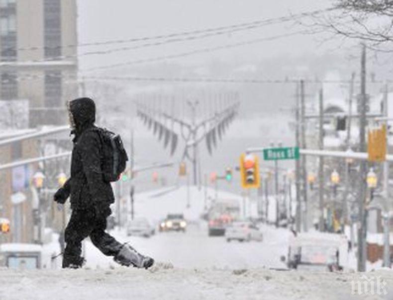 Заради лошото време! Над 10 000 души остават на тъмно в Канада