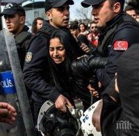Турски полицаи биха жени, участвали в митинг за 8 март