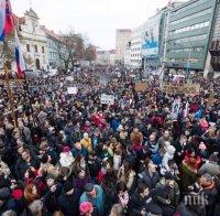 БРАТИСЛАВА: Хиляди на протест срещу корупцията, искат оставката на премиера Фицо
