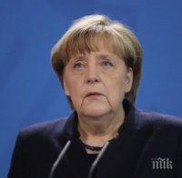 ЗА ЧУДО И ПРИКАЗ! Скулптор извая голата Меркел (СНИМКА)